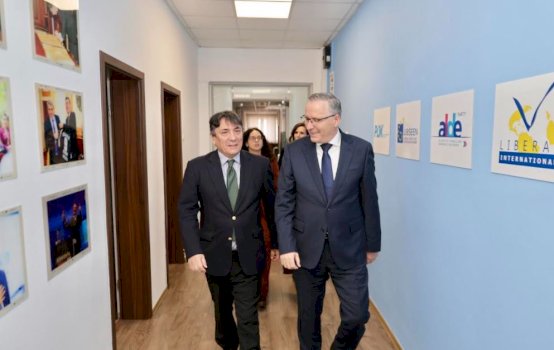 hamza-takon-ambasadorin-italian,-flasin-per-rrugen-evropiane-te-kosoves