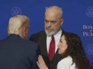 trumpi-flet-me-osmanin-dhe-ramen-pas-bordit-te-paqes