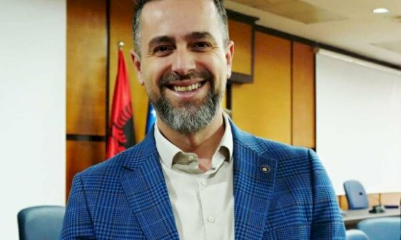 “vendimi-per-ta-ndryshuar-orarin-per-ramazan-u-mor-pas-shume-kerkesave”,-drejtori-e-thote-kete:-askush-s’detyrohet-te-agjeroje