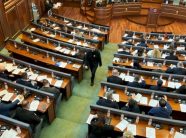 deputeti-behrami:-pdk-ne-pese-vitet-e-fundit-ka-rekomanduar-mbi-350-amandamente,-asnje-nuk-ka-kaluar