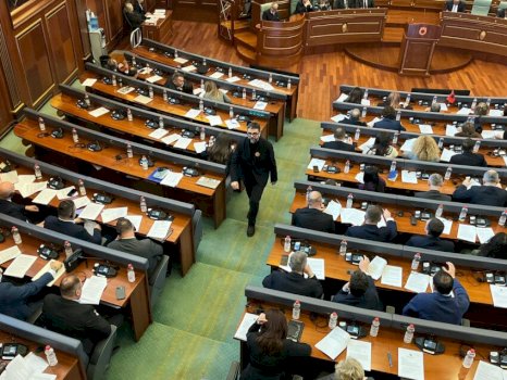 deputeti-behrami:-pdk-ne-pese-vitet-e-fundit-ka-rekomanduar-mbi-350-amandamente,-asnje-nuk-ka-kaluar