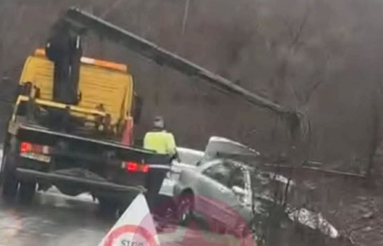 aksident-i-rende-ne-rrugen-prishtine-gjilan,-lendohen-tre-persona