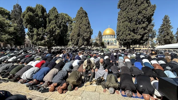 palestinezet-falen-xhumane-e-pare-te-ramazanit-ne-xhamine-al-aksa-nen-masa-te-rrepta-sigurie