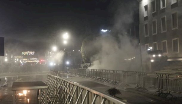 protesta-para-kryeministrise-dhe-kuvendit,-protestuesit-qellojne-me-molotove-dhe-fishekzjarre