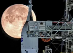 nasa-synon-qe-ne-fillim-te-marsit-te-dergoje-njerez-perseri-rreth-henes