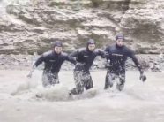 u-bashkua-me-forcat-renea-s-per-kerkimet-e-trupit-te-42-vjecarit-ne-kanionet-e-osumit,-i-riu-ngec-mes-shkembinjve