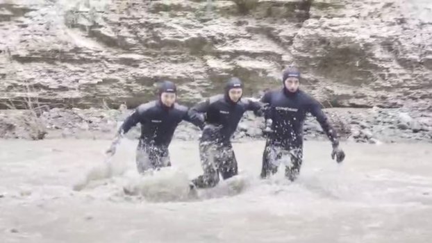 u-bashkua-me-forcat-renea-s-per-kerkimet-e-trupit-te-42-vjecarit-ne-kanionet-e-osumit,-i-riu-ngec-mes-shkembinjve