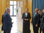 besnik-tahiri-pret-ne-kuvend-disa-te-rinj-nga-shqiperia,-ishin-te-shoqeruar-nga-deputetja-e-parlamentit-shqiptar