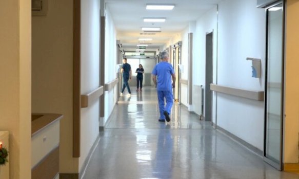 te-kujdesesh-dhe-te-paguash:-barre-e-dyfishte-per-familjaret-e-pacienteve-ne-qkuk