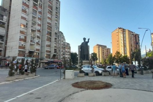 incident-ne-oborrin-e-gjykates-ne-mitrovice-te-veriut,-nje-person-kanos-nje-tjeter