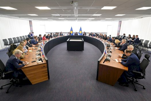 Kryeministri Kurti takoi ambasadorët e akredituar në Kosovë