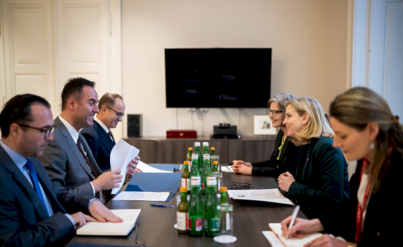 kryediplomatja-austriake-pas-takimit-me-konjufcen:-mund-te-llogarisni-ne-mbeshtetjen-tone-te-forte-per-rrugen-drejt-be’se