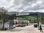 theret-me-thike-nje-i-mitur-ne-peje