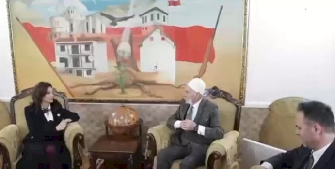 spiropali-dhe-konjufca-bejne-homazhe-ne-prekaz:-deshmia-se-liria-e-kosoves-ka-pasur-cmim-jeten