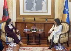 ministrja-e-jashtme-e-shqiperise-takohet-edhe-me-haxhiun