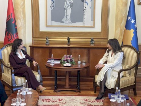 ministrja-e-jashtme-e-shqiperise-takohet-edhe-me-haxhiun