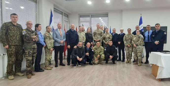 policia-e-kosoves-pranon-donacion-me-pajisje-fitnesi-nga-regional-command-east-–-kfor