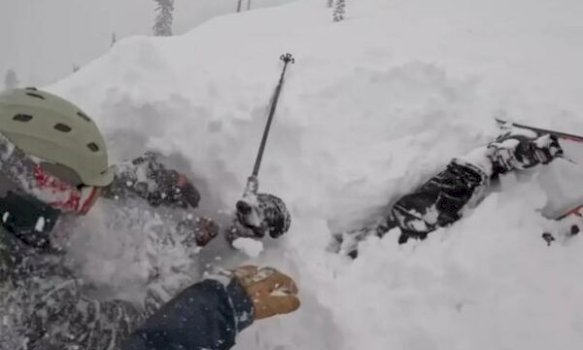 pamje-dramatike:-skiatori-shpetohet-pasi-u-varros-i-gjalle-ne-debore