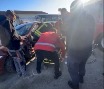 aksident-ne-qerim-te-gjakoves,-zjarrfikesit-nxjerrin-te-lenduarin-nga-vetura