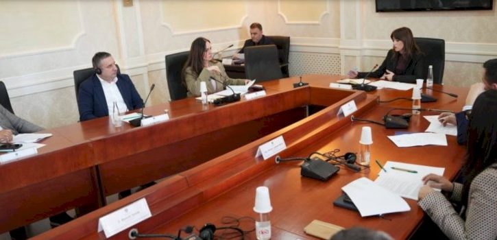 haxhiu-takohet-me-shefat-e-grupeve-parlamentare-per-delegacionet-e-kuvendit