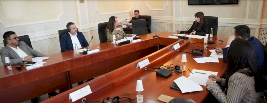 haxhiu-takohet-me-shefat-e-grupeve-parlamentare-per-delegacionet-e-kuvendit