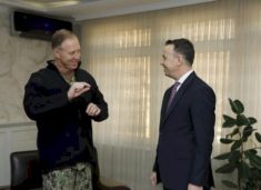 komandanti-i-nato’s-ne-mitrovice,-takohet-me-pecin