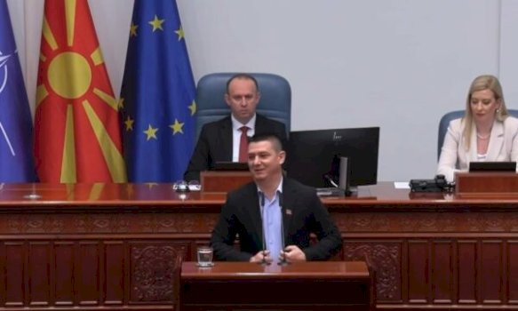 flamuri-kuqezi-ne-setren-e-deputetit-shqiptar-bezdis-mickoskin,-shaqiri:-ma-dha-rama,-seancen-tjeter-ma-sill-nje-te-maqedonise