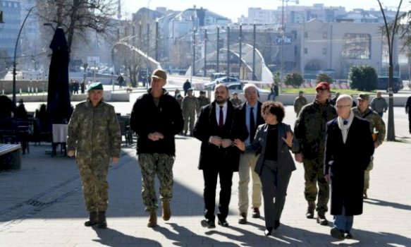 admirali-amerikan-viziton-edhe-mitrovicen-e-veriut,-komuna-jep-detaje