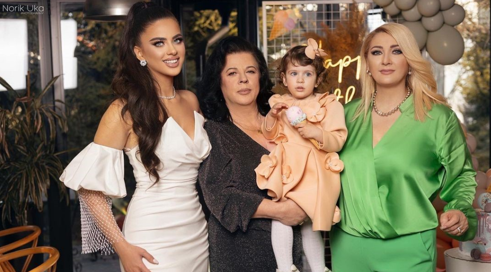 Jemi mësuar ta shohim me vjehrrën  Gezimja si rrallë herë prezanton nënën