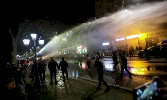 protesta-e-opozites-dhe-djegia-e-viles-se-enver-hoxhes,-policia-arreston-4-persona