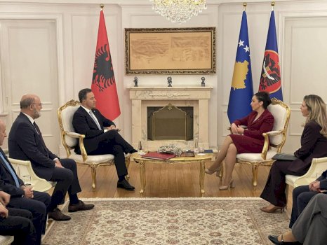 kryetari-i-kuvendit-te-shqiperise,-pritet-ne-takim-nga-presidentja-osmani