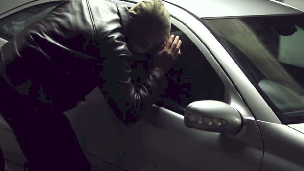 vjedhje-e-rende-ne-gjakove,-plackiten-stoli-ari-dhe-para-nga-nje-veture