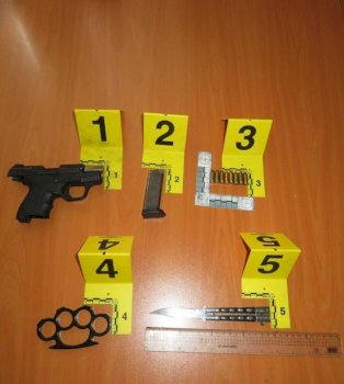 Policia në Vushtrri në dy raste të ndara sekuestron dy armë zjarri