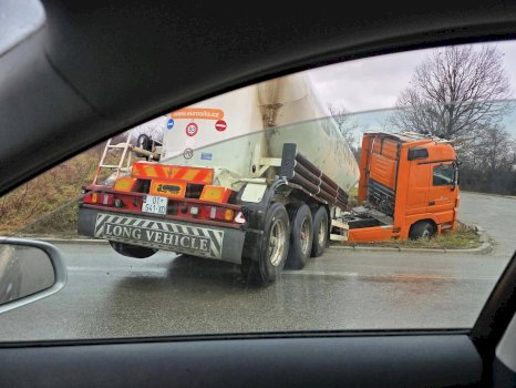 aksident-ne-sllatine,-cisterna-del-jashte-rruges