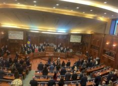 kuvendi-mban-nje-minute-heshtje-per-te-renet-e-lirise-dhe-pavaresise-se-kosoves