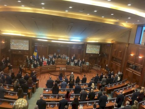 kuvendi-mban-nje-minute-heshtje-per-te-renet-e-lirise-dhe-pavaresise-se-kosoves