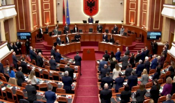 kuvendi-i-shqiperise-nis-me-nje-minute-heshtje-per-adem-jasharin