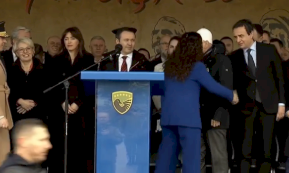 ne-kuvend-s’iu-afruan-njeri-tjetrit,-ne-kazermen-e-ushtrise-osmanit-e-kurtit-u-bie-te-pershendeten