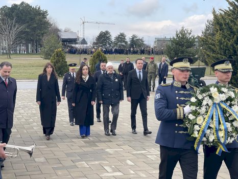 kreret-e-shtetit-bashke-me-rifat-jasharin-bejne-homazhe-te-obelisku-i-uck-se-ne-kazermen-“adem-jashari”