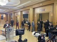 deputetet-e-pdk-se-dalin-nga-objekti-i-kuvendit-pak-minuta-para-se-te-mbahet-seanca-e-dyte