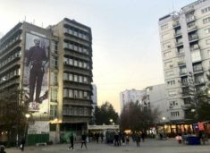 griset-nje-flamur-ne-sheshin-“adem-jashari”-ne-mitrovice-te-jugut,-policia-nis-hetimet-per-nxitje-te-percarjes