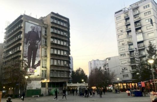 griset-nje-flamur-ne-sheshin-“adem-jashari”-ne-mitrovice-te-jugut,-policia-nis-hetimet-per-nxitje-te-percarjes