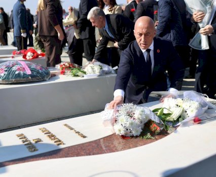 haradinaj-ben-homazhe-ne-prekaz:-epopeja-e-uck-se-na-kujton-perpjekjet-per-liri-nder-shekuj