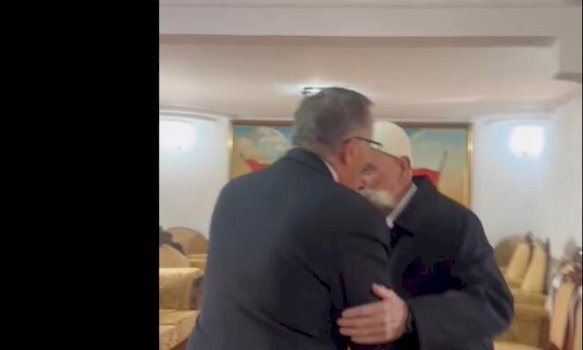 Rifat Jashari e hap derën e kullës në Prekaz për PDK-në, e pret Bedri Hamzën