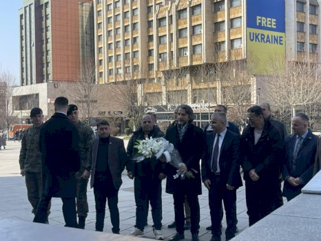 Përparim Rama bën homazhe te shtatorja e Zahir Pajazitit  Lirinë që gëzojmë sot ia kemi borxh UÇK së