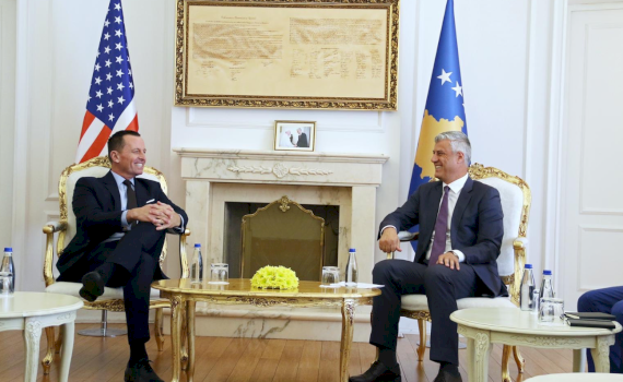 zoti-po-na-pergatit”-–-grenell-paralajmeron-lirimin-e-hashim-thacit-dhe-kthimin-e-tij-ne-poziten-e-kryeministrit