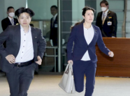 ministrja-japoneze-vrapon-per-ne-mbledhjen-e-qeverise,-del-e-kerkon-falje-para-mediave-qe-u-vonua-5-minuta