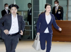 ministrja-japoneze-vrapon-per-ne-mbledhjen-e-qeverise,-del-e-kerkon-falje-para-mediave-qe-u-vonua-5-minuta