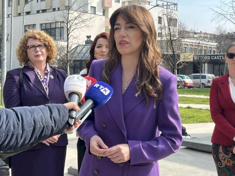 albulena-haxhiu-te-memoriali-“heroinat”:-kujtojme-sakrificen-e-te-gjitha-grave-qe-kane-kontribuar-per-kosove