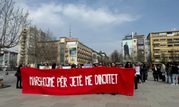 “Marshojmë, s’festojmë – njëra-tjetrën ne e mbrojmë”